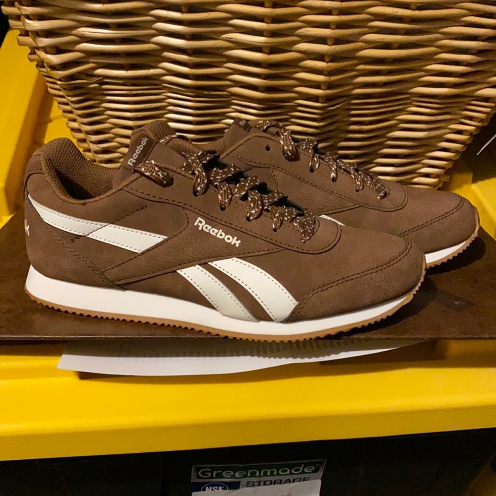 Brown Reebok classics size 4.5